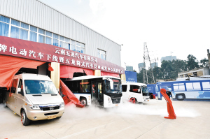 首批五龍純電動(dòng)汽車下線 電動(dòng)商務(wù)車1度電可跑3公里