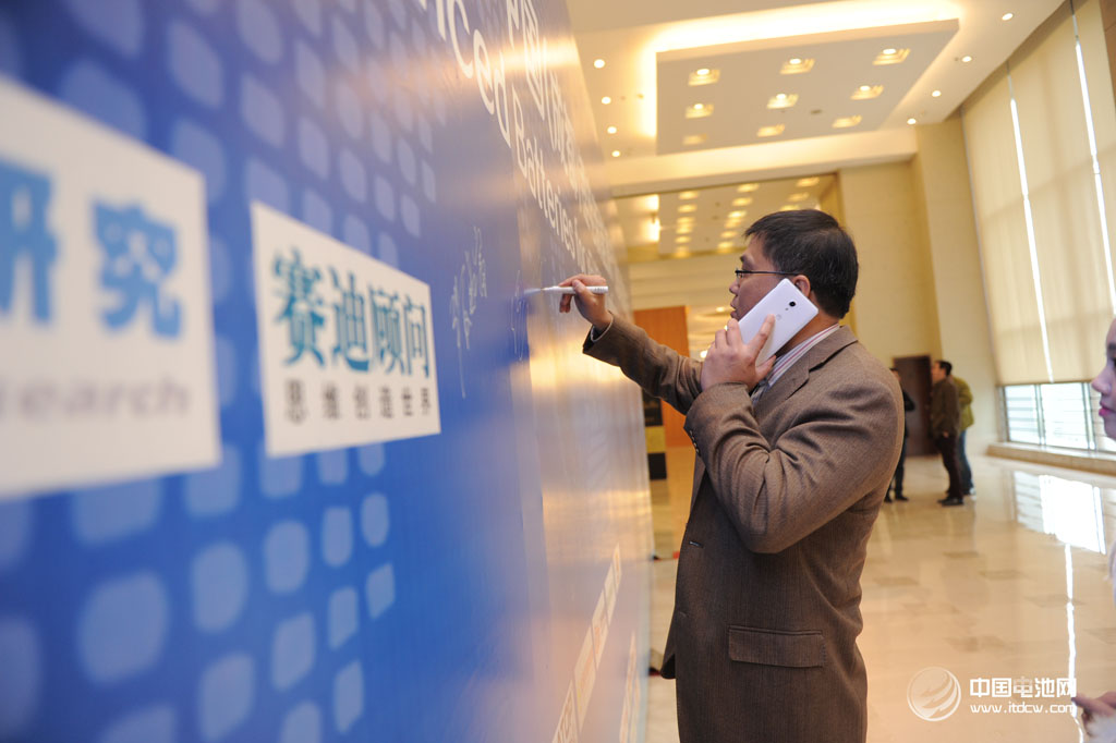 2014年中國(成都)鋰電新能源產(chǎn)業(yè)國際高峰論壇 簽字臺 2014年中國(成都)鋰電新能源產(chǎn)業(yè)國際高峰論壇 簽字臺
