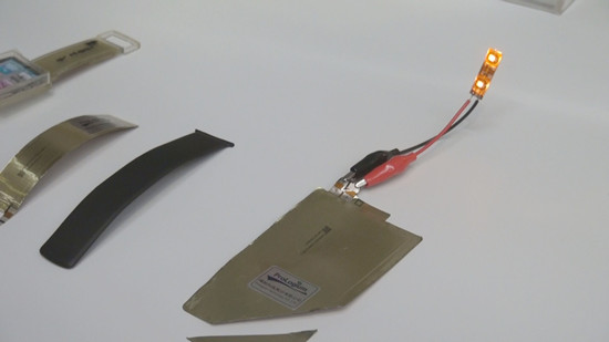 臺廠在CES展示可變色鍵盤、動態(tài)彎曲電池芯