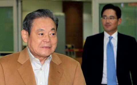 p74 在三星電子董事長李健熙住院之后，李在镕（右）將繼承三星電子、金融、建筑等集團(tuán)主力業(yè)務(wù)部門的格局更加明晰。 CFP