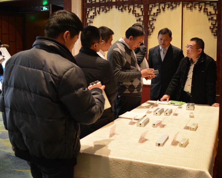 眾多參會(huì)企業(yè)代表對(duì)天寶現(xiàn)場(chǎng)展示的LED驅(qū)動(dòng)電源產(chǎn)品表現(xiàn)出濃厚的興趣 