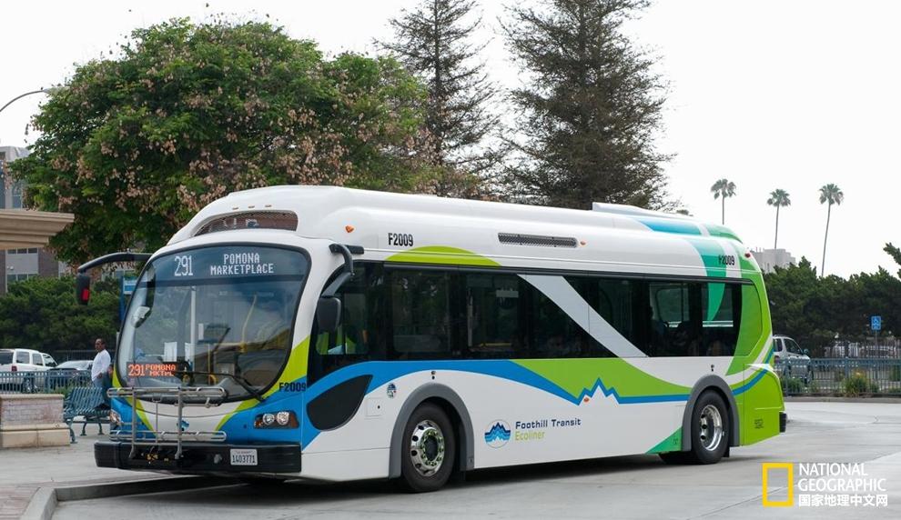 在加州波莫納市的轉運中心,山麓客運公司的Ecoliner車正緩緩駛入充電站。 在加州波莫納市的轉運中心,山麓客運公司的Ecoliner車正緩緩駛入充電站。