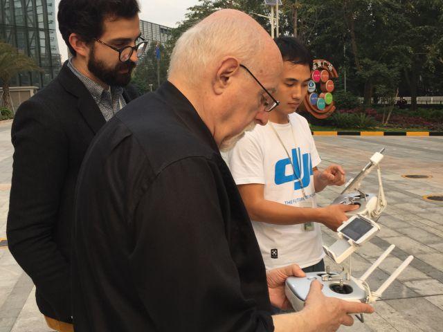 莫博士在深圳試用大疆無人機