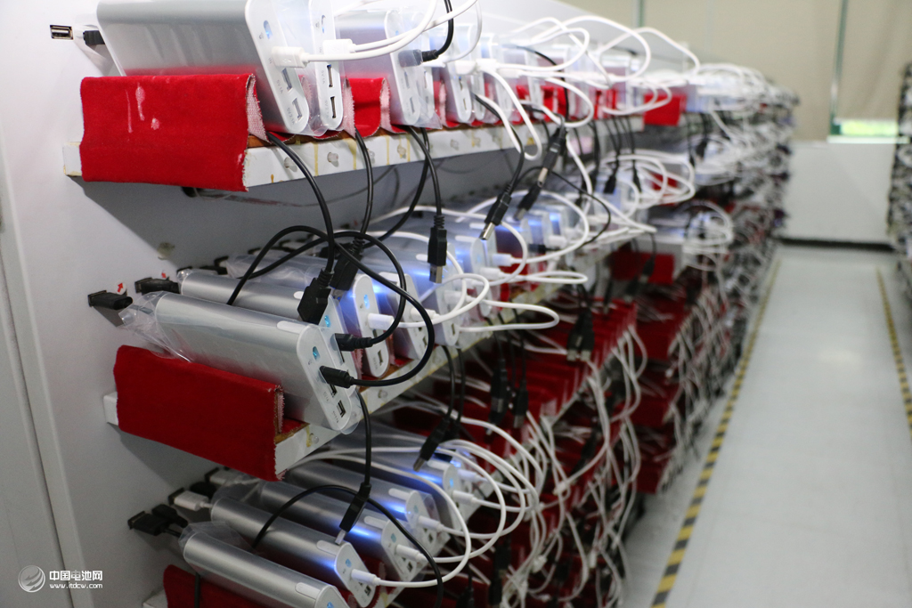 這是電小二自己發明的產品老化試驗設備，確保產品充放測試