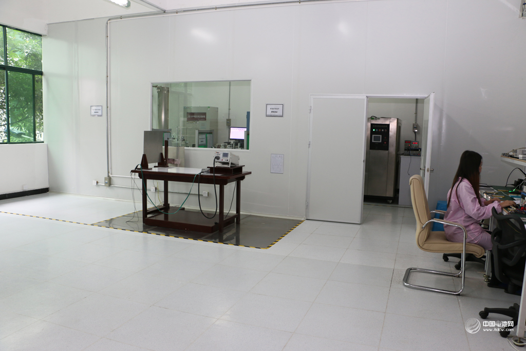 移動電源檢測中心設備一應俱全，實驗室一塵不染