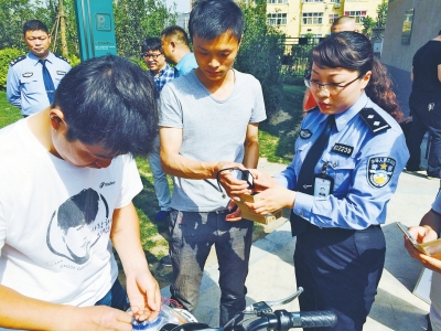 電動車裝“黑匣子”與110聯網 電池被盜也能警示 電動車裝“黑匣子”與110聯網 電池被盜也能警示