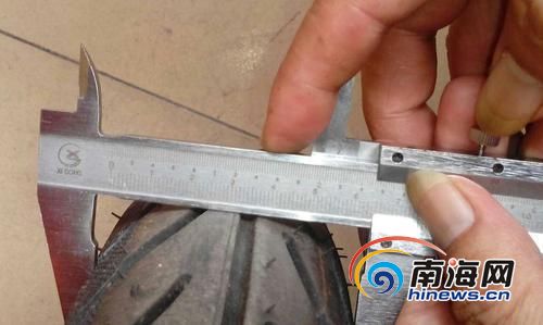 執法人員突擊檢查，測量一待售電動車輪胎超出國標