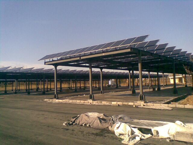 全球最大光伏發電車棚開建 可停放2萬多輛車 全球最大光伏發電車棚開建 可停放2萬多輛車