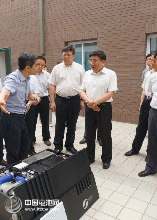 工信部部長苗圩參觀億華通燃料電池發(fā)動(dòng)機(jī)等產(chǎn)品