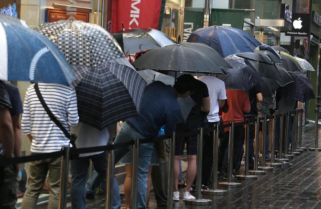 蘋果Apple Watch今日起韓國發售 大雨擋不住“果粉”熱情 蘋果Apple Watch今日起韓國發售 大雨擋不住“果粉”熱情