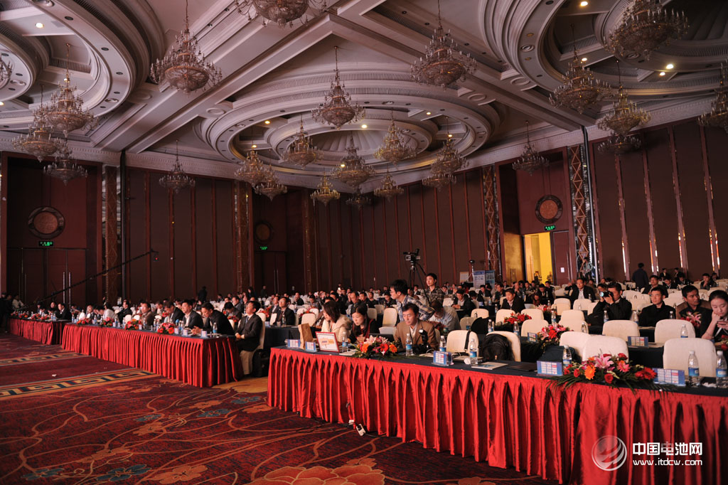 2014年第二屆中國(成都)鋰電新能源產(chǎn)業(yè)國際高峰論壇現(xiàn)場 資料圖片/中國電池網(wǎng) 2014年第二屆中國(成都)鋰電新能源產(chǎn)業(yè)國際高峰論壇現(xiàn)場 資料圖片/中國電池網(wǎng)