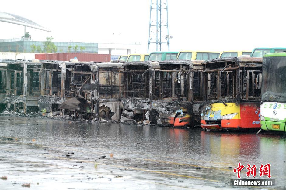 廈門公交場起火 多輛公交車被燒毀1人死亡 廈門公交場起火 多輛公交車被燒毀1人死亡