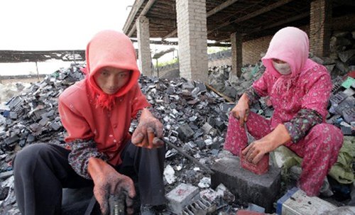 江蘇常州無(wú)證電池收購(gòu)站 電解液直排河中超一年 江蘇常州無(wú)證電池收購(gòu)站 電解液直排河中超一年