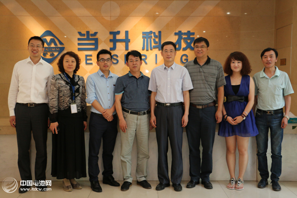 曲曉力（左二）2015答案在現場——2015中國鋰電新能源產業鏈調研團參觀當升科技