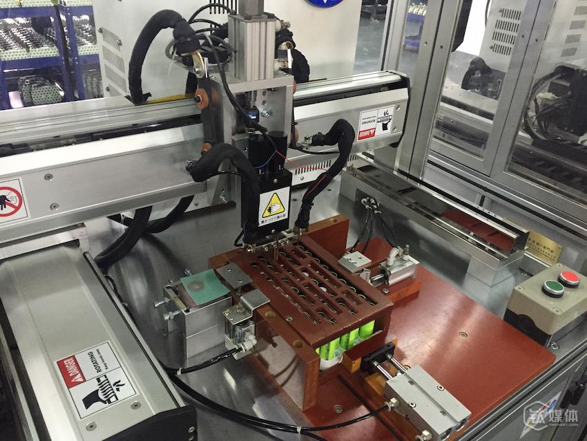 機器正在并聯(lián)焊接電芯