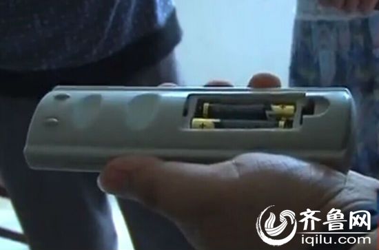 炸傷孩子的，正是這機頂盒遙控器里的七號電池。（視頻截圖）