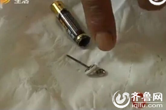 炸傷孩子眼睛的電池。（視頻截圖）