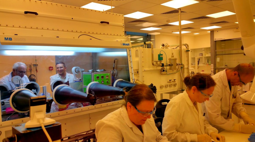 以色列正研發(fā)快充電池 電動(dòng)汽車有望五分鐘充滿電