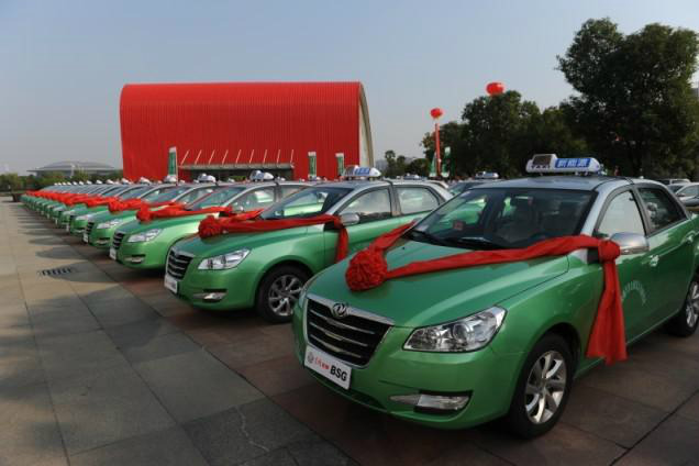 ,目前武漢新能源汽車示范推廣數量達3041臺,全市擁有充電設施684臺,這意味著平均每4.4輛新能源汽車就能共用一臺充電設施。 ,目前武漢新能源汽車示范推廣數量達3041臺,全市擁有充電設施684臺,這意味著平均每4.4輛新能源汽車就能共用一臺充電設施。