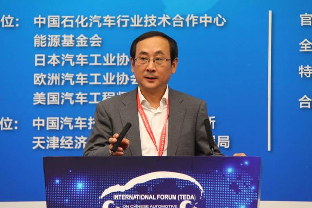 中國汽車工程學(xué)會常務(wù)副理事長兼秘書長 張進(jìn)華 中國汽車工程學(xué)會常務(wù)副理事長兼秘書長 張進(jìn)華