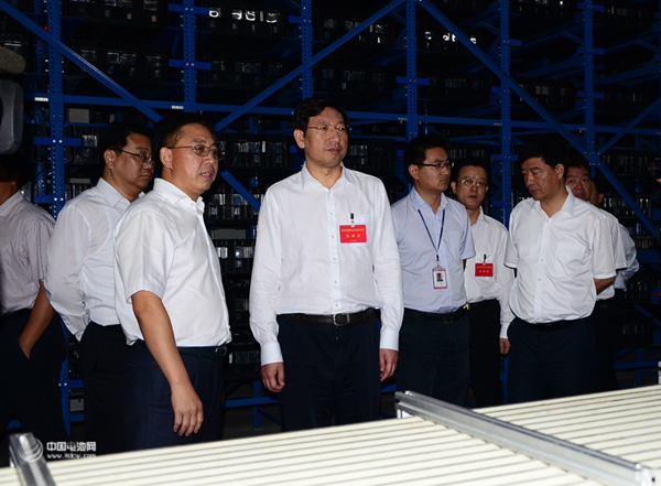 國軒高科董事長李縝正在向省委常委、宣傳部長曹征海(左二)介紹電池工藝流程 國軒高科董事長李縝正在向省委常委、宣傳部長曹征海(左二)介紹電池工藝流程