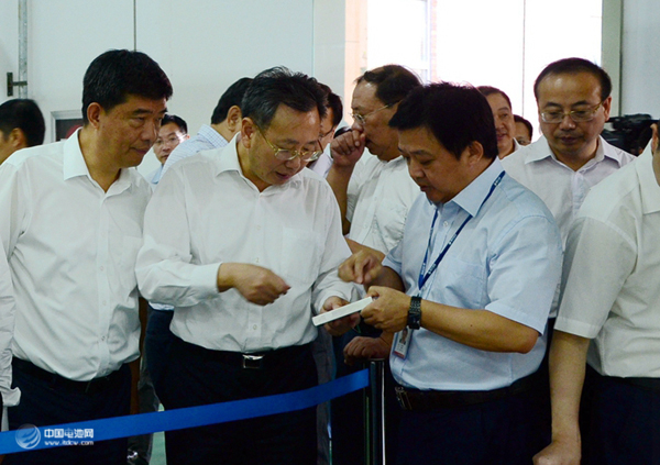 國軒高科總裁方建華正在向省委常委、副省長陳樹隆(左二)介紹我公司電池產品 國軒高科總裁方建華正在向省委常委、副省長陳樹隆(左二)介紹我公司電池產品