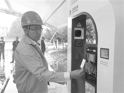 國(guó)網(wǎng)廊坊供電公司工作人員正在為電動(dòng)汽車充電。記者張琳 攝