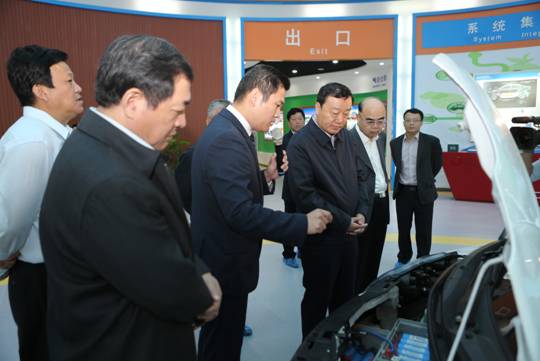 山東省副省長張務(wù)鋒蒞臨奧冠 綠色能源受贊 山東省副省長張務(wù)鋒蒞臨奧冠 綠色能源受贊