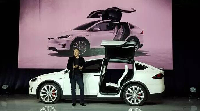 垂直打開(kāi)的“鷹翼”車(chē)門(mén)