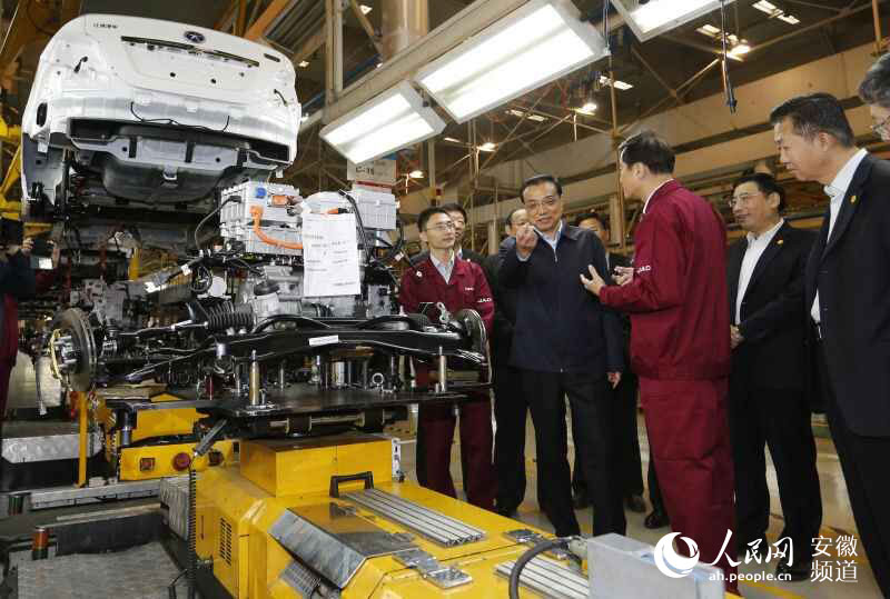 李克強考察江淮汽車：欣然同意與員工合影（圖）