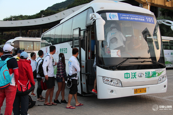 參賽選手有序登乘中沃綠源純電動大巴