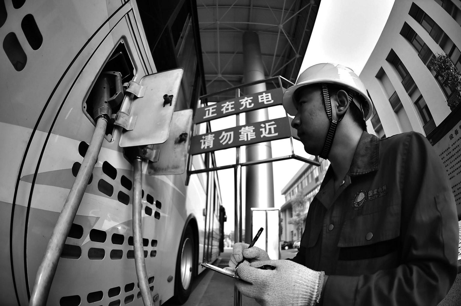 深圳公交車力爭明年7月份將全部換成純電動大巴