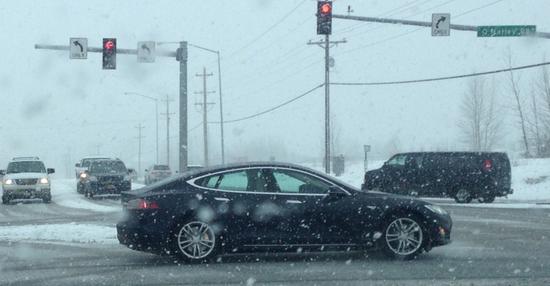 美國阿拉斯加州，一輛在雪天中行駛的特斯拉電動汽車。