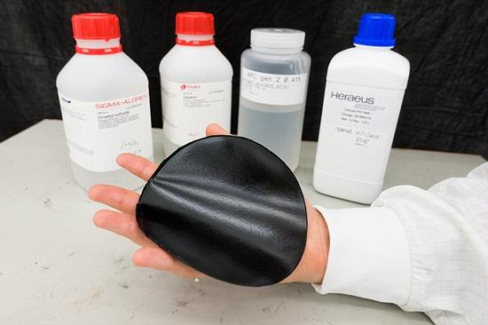 這種“紙電池”的蓄電能力可以和市場上最好的超級電容電池相媲美，一張直徑15厘米的“紙電池”就可以儲存1法拉的電容。