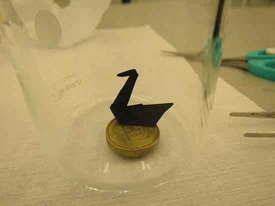 這種紙電池具有紙張一樣的柔軟特性，甚至能折疊成千紙鶴。我們或許很快就能在智能手機、智能手表、筆記本電腦和電視上看到這種紙電池的應用。