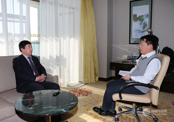山東省汽車(chē)行業(yè)協(xié)會(huì)常務(wù)副會(huì)長(zhǎng)兼秘書(shū)長(zhǎng)魏學(xué)勤（左）與中國(guó)電池網(wǎng)CEO于清教交談