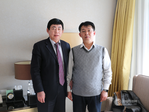 山東省汽車行業(yè)協(xié)會常務(wù)副會長兼秘書長魏學(xué)勤(左)與中國電池網(wǎng)CEO于清教合影 山東省汽車行業(yè)協(xié)會常務(wù)副會長兼秘書長魏學(xué)勤(左)與中國電池網(wǎng)CEO于清教合影