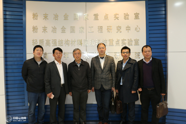 鋰電新能源產業鏈調研團一行與化學電源與材料研究所所長/教授唐有根合影