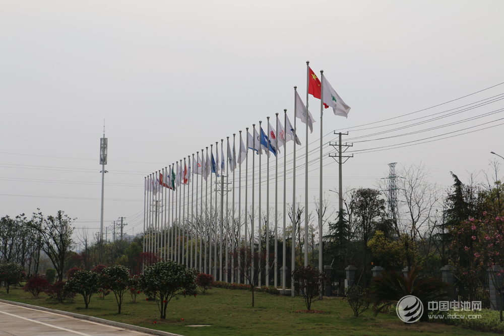 杉杉能源工業(yè)園區(qū)三十三面客戶旗幟展示 杉杉能源工業(yè)園區(qū)三十三面客戶旗幟展示