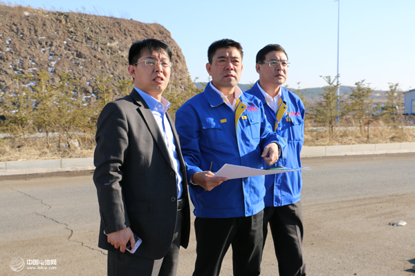 鴻圖隔膜董事長張漢鴻、副總經理周洪臣及中國電池網創(chuàng)始人于清教查看二期規(guī)劃 鴻圖隔膜董事長張漢鴻、副總經理周洪臣及中國電池網創(chuàng)始人于清教查看二期規(guī)劃