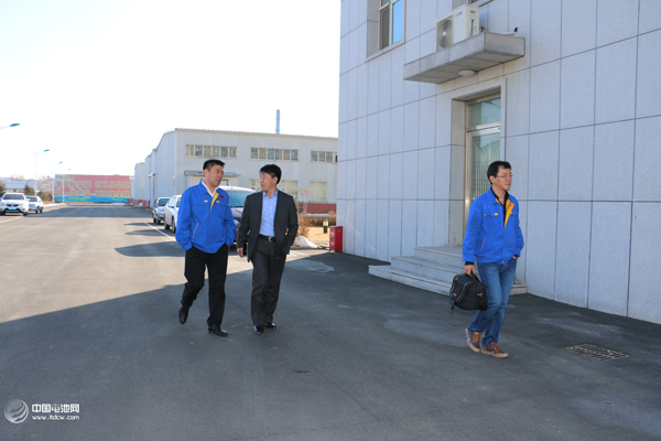 鴻圖隔膜董事長張漢鴻、副總經理周洪臣及中國電池網創(chuàng)始人于清教 鴻圖隔膜董事長張漢鴻、副總經理周洪臣及中國電池網創(chuàng)始人于清教