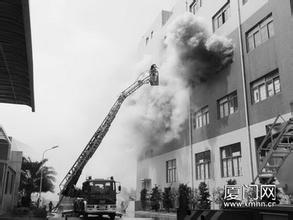 廈門海滄一鋰電池廠起火 28部消防車參與救援 廈門海滄一鋰電池廠起火 28部消防車參與救援