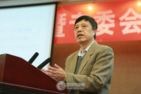 中國物資再生協(xié)會(huì)常務(wù)副會(huì)長、資源強(qiáng)制回收產(chǎn)業(yè)技術(shù)創(chuàng)新戰(zhàn)略聯(lián)盟劉強(qiáng)理事長發(fā)言