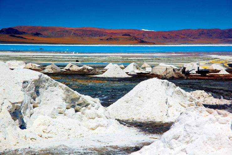 新能源汽車熱銷 青海電池級碳酸鋰供不應求 新能源汽車熱銷 青海電池級碳酸鋰供不應求