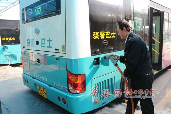 青島:電動公交有了“金鐘罩” 電池高位設計不怕水能直充 青島:電動公交有了“金鐘罩” 電池高位設計不怕水能直充