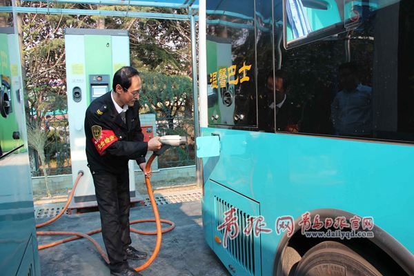 青島:電動公交有了“金鐘罩” 電池高位設計不怕水能直充 青島:電動公交有了“金鐘罩” 電池高位設計不怕水能直充