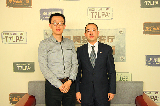 長江汽車副董事長兼總經(jīng)理 陳言平與網(wǎng)易汽車主持人 張揚 長江汽車副董事長兼總經(jīng)理 陳言平與網(wǎng)易汽車主持人 張揚