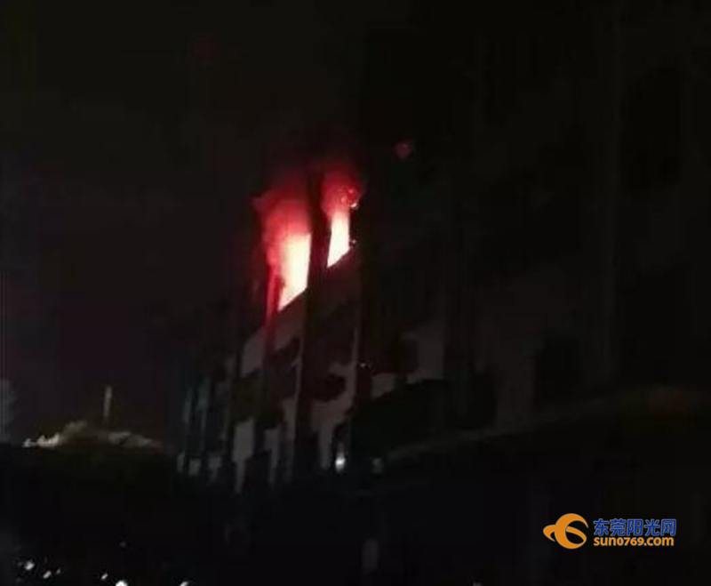 廣東深圳：中準(zhǔn)能源廢舊圓柱鋰電池堆冒煙起火 無傷亡