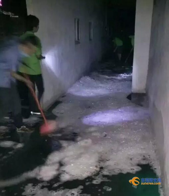 廣東深圳：中準(zhǔn)能源廢舊圓柱鋰電池堆冒煙起火 無傷亡