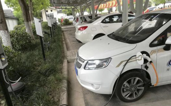 上海首座新能源汽車公益充電站落成 停車充電全免費
